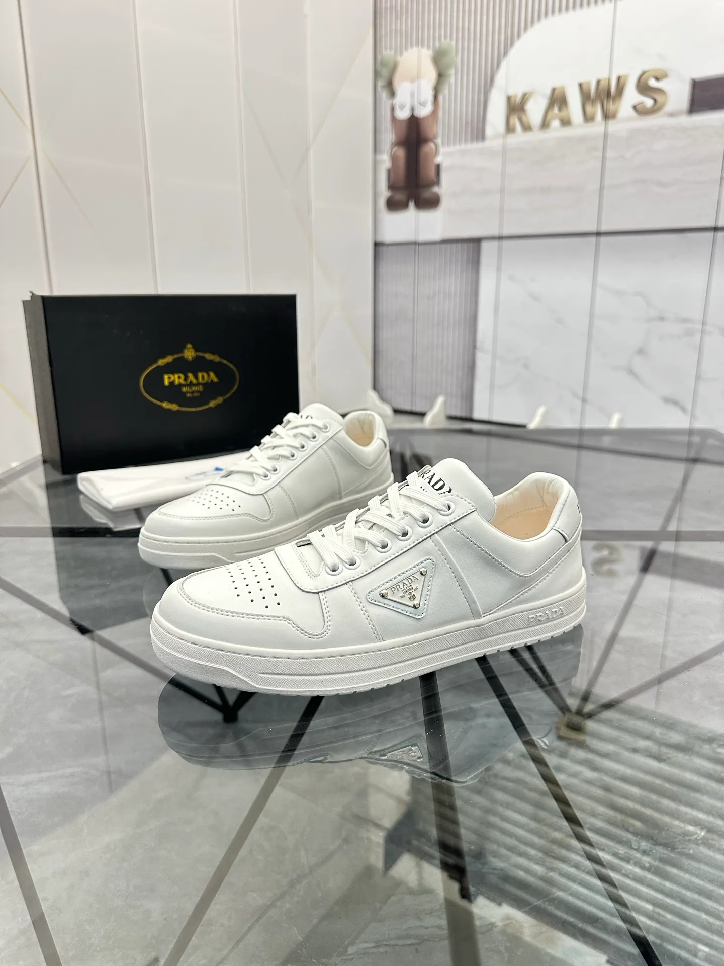 Men's shoes: 💰P400¥ Product trademark: Prada *"Prada*" low-top casual shoes Regular size: 38-44 (can be customized to 45) Product materials: imported cowhide upper, sheepskin lining, original outsole. Number: 020